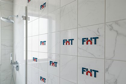 ki-generiertes Bild Fliesen mit FHT-Logo